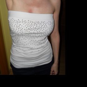 Bílý top bez ramínek vykládaný kamínky Amisu