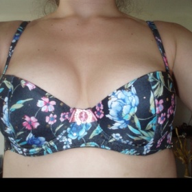 Černá podprsenka s květy Pierri Cardin