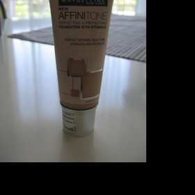 Maybelline NY: Make-up Affinitone ods. 24 Golden Beige - foto č. 1