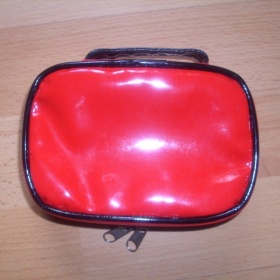 Červeno černá kosmetická taštička Rimmel