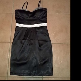 Černé šaty ze saténu s krémovými doplňky Amisu