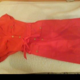 Jaké boty a doplňky zvolit k červeným šatům?