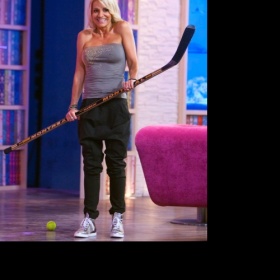 Kalhoty s nízkým sedem jako má Dara Rolins