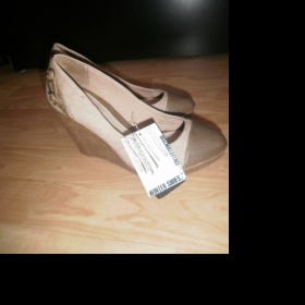 Béžové lodičky na platformě zn. Stradivarius