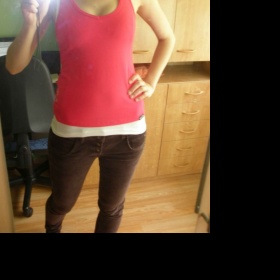 Růžové tílko s nápisem na zádech