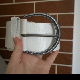 Sněhově bílý koženkový maxi pásek zn. C&A