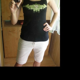 Černé tílko se zeleným nápisem