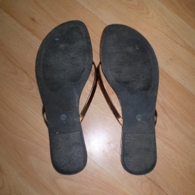 Bronzovo-zlaté žabky