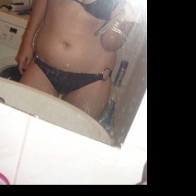 Hnědé plavky z C&A s kovovou sponou