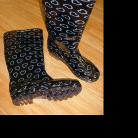 Černé holínky s modrými srdíčky