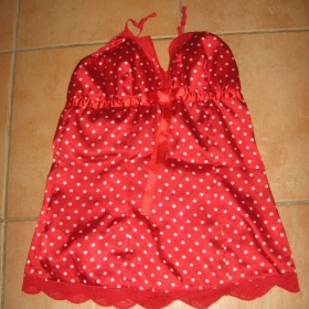 Červený prádlový top s bílými puntíky a krajkou Amisu - foto č. 1