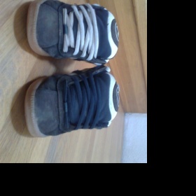 Modro-bíle boty značky Adio