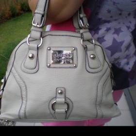 Světlá kabelka zn.Guess