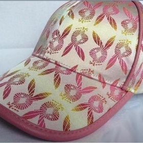 Barevná kšiltovka značky Playboy ze saténu