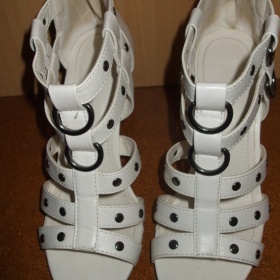Bílé letní  páskované botičky na podpatku / gladiátorky - foto č. 1