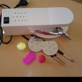 Lampa na gelové nehty+klešte na um.nehty+třpitky+razítka+štetce na gel zdobítko na francii