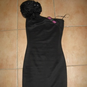 Černé bandeau šaty Rare na jedno rameno s květinou Asos - foto č. 1