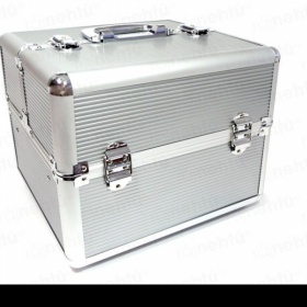 Kosmetický stříbrný kufřík s přihrádkami na modeláž nehtů