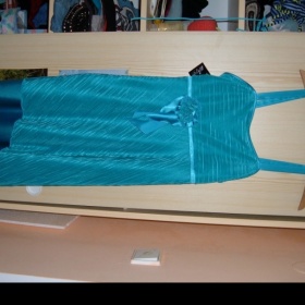 Jaké boty a kabelku k tyrkysovým šatům