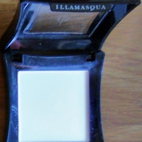 Illamasqua Intrique, tvářenka nebo konturovací pudr