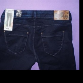 Tmavě modré riflové kalhoty Bershka