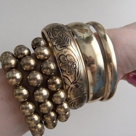 S čím kombinovat bižuterii v barvě „zašlého zlata“