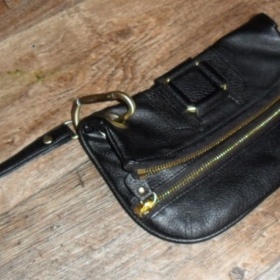 Čierna kabelka do ruky s pozláteným zdobením ( ang.butik) - foto č. 1