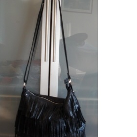 Crossbody černé barvy s módními třásněmi zn. New Yorker