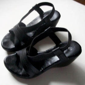 2krát černé letní boty Deichmann