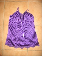 Tmavě fialový top s bílými puntíky a krajkou Amisu