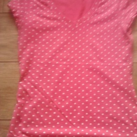 Růžové tričko s puntíky