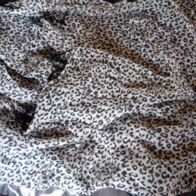 Světlý šátek s leopardím vzorem a třásněmi, zn. New Yorker