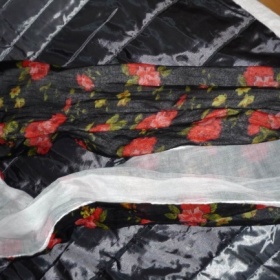 Černý šál se vzorem růží