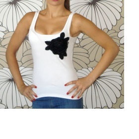 Bílé tílko zn. Amisu s výraznou květinou na prsu