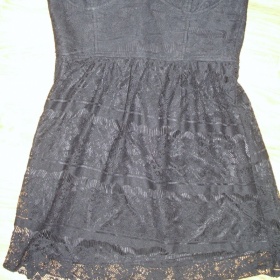 Černé krajkové šaty zn. Amisu (New Yorker)