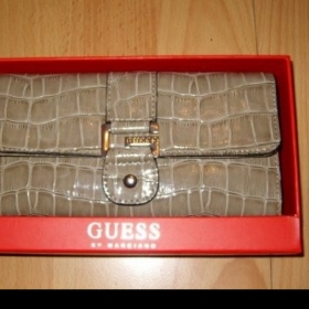 Lakovaná sv. hnědá peněženka Guess