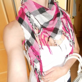 Kostkovaný barevný šátek se stříbrným vyšíváním a třásněmi