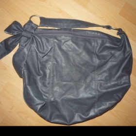 Šedá kabelka z umělé kůže s mašlí, zn. Tally Weijl