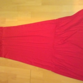 Dlouhé červené šaty z C-a-A