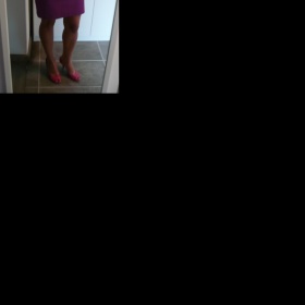 Kombinace fialové šaty + růžové lodičky