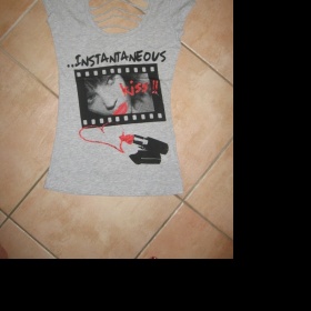 Šedé a bílé tričko Terranova s průstřihy na zádech