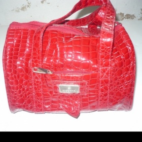 Leskle červená kabelka Bossana - foto č. 1