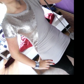 Šedé tričko s flitry Atmosphere 36