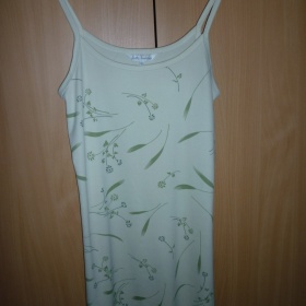 Světle žluté šaty s květinami