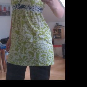 Zelené šaty  přes legíny