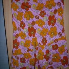 Růžová sukně s pestrobarevnými květy - foto č. 1
