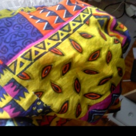 S čím kombinovat pestrobarevný šátek?