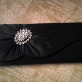 Černé psaníčko se stříbrnou sponou