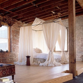 Závěsy nad postelí