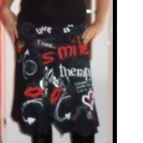 Černá sukne s extravagantným potiskem značka Desigual